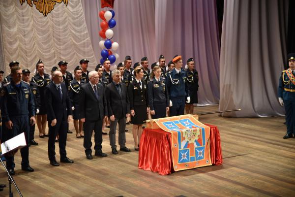 3.12.2019:Вручение знамени МЧС России кадетам школы
