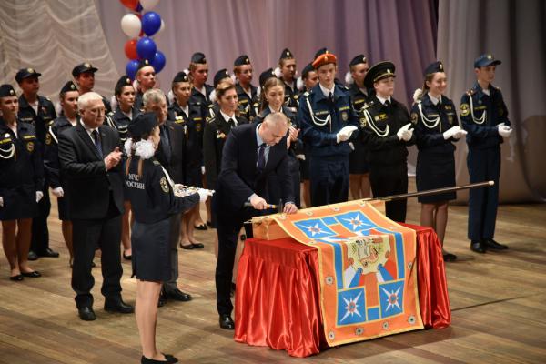 3.12.2019:Вручение знамени МЧС России кадетам школы